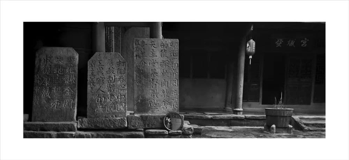 何崇岳 镜像红色时代 艺术微喷245cm×104cm×3 2016