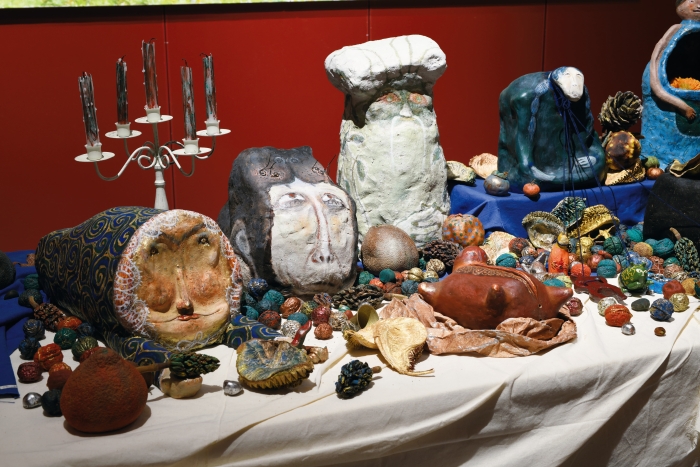 刘春柳 餐桌上的一千零一夜-2 泥土、树、果 300cm × 90cm × 80cm (2025) 刘春柳 餐桌上的一千零一夜-2 泥土、树、果 300cm × 90cm × 80cm (2025)