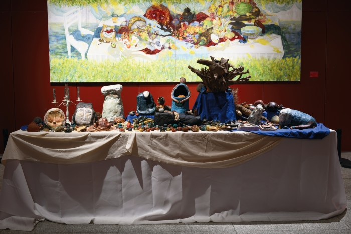 刘春柳 餐桌上的一千零一夜-1 泥土、树、果 300cm × 90cm × 80cm (2025) 刘春柳 餐桌上的一千零一夜-1 泥土、树、果 300cm × 90cm × 80cm (2025)